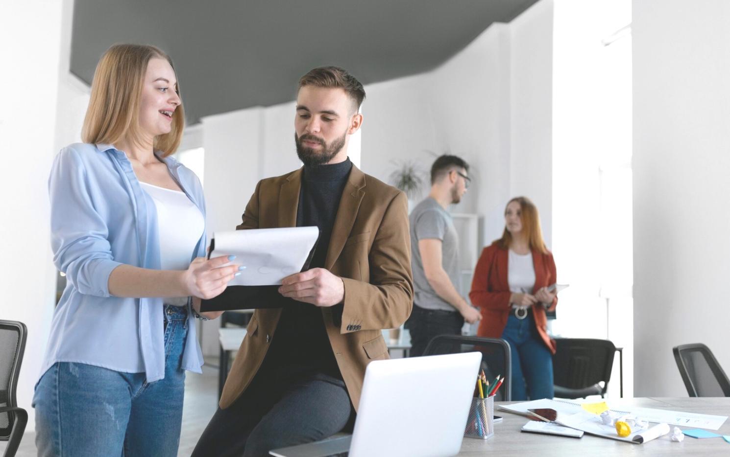 Finanzplanung Arbeitsplatz mit Unterlagen und Laptop
