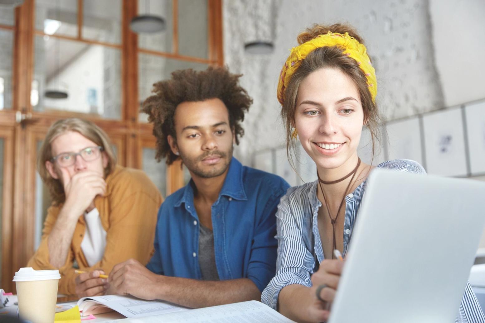 Workshop-Teilnehmer beim gemeinsamen Lernen über Budgetplanung